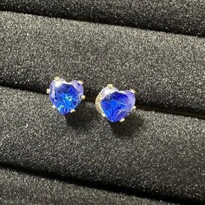 Heart-shaped blue zirconia stud earrings cubic zirconia 7 mm
Vintage Y2K